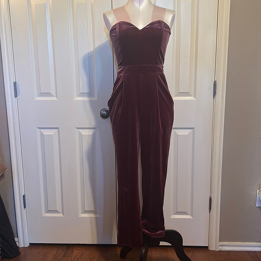 Express, velvet jumpsuit, size 6. This jumper is for someone who height is 5 ‘4